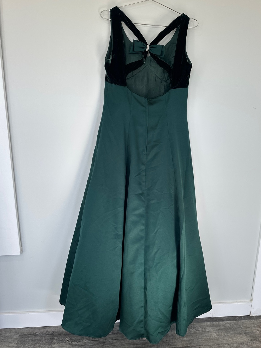 Nu-Mode - Emerald Green Sleeveless A-Line gown with Bow S14- see measurements - Picture 5 of 13